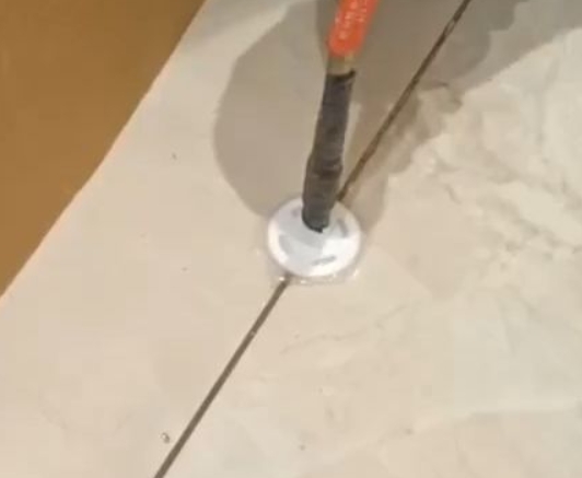 西峡瓷砖空鼓维修公司专业解答瓷砖在铺贴过程中，如果没有涂抹均匀到位的粘结材料（如水泥砂浆或瓷砖胶），可能会导致以下问题