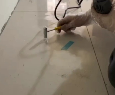 西峡瓷砖开裂维修公司专业分享瓷砖在铺贴前如果没有沥干水分，将会导致以下问题